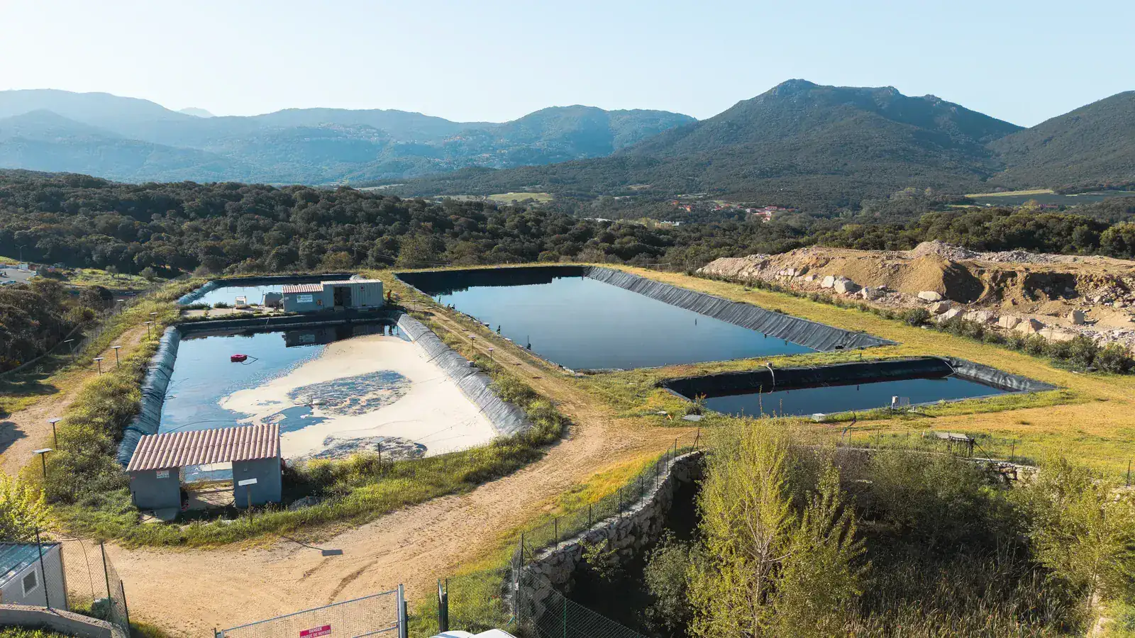 Vue aérienne des bassins de gestion des lixiviats